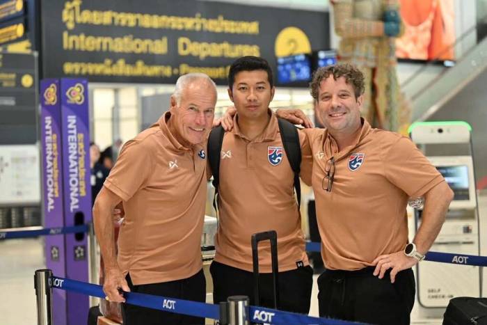 Cựu HLV U21 Anh Peter Taylor (trái), hiện làm trợ lý HLV ở đội tuyển Thái Lan, có mặt tại sân bay Suvarnabhumi, Thái Lan ngày 23/9/2026 để sang Indonesia dự FIFA ASEAN Cup 2026. Ảnh: ThailandNT