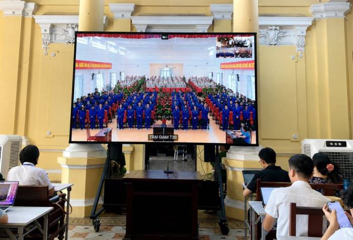 Các bị cáo bị tạm giam nghe tuyên án tại điểm cầu Trại tạm giam Chí Hòa. Ảnh: Hải Duyên