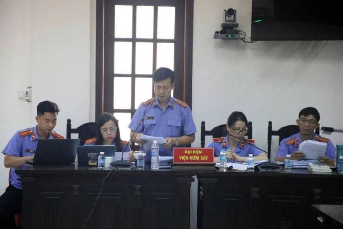 Đại diện VKS nêu quan điểm tại tòa. Ảnh: Phạm Hải