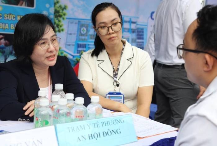 Bác sĩ trẻ tham gia tuyển dụng tại Trạm Y tế phường An Hội Đông, nhân Ngày hội việc làm sáng 10/9. Ảnh: Song Khuê