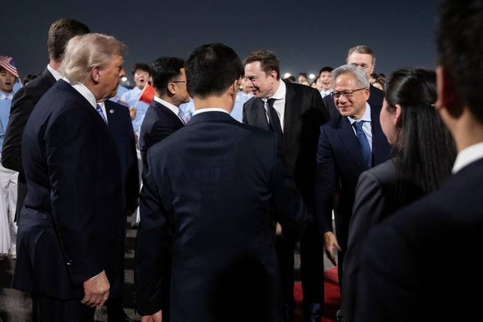 Tỷ phú Elon Musk và CEO Nvidia Jensen Huang xuất hiện cùng ông Trump trong chuyến thăm Trung Quốc tại sân bay ở Bắc Kinh ngày 13/5. Ảnh: AFP