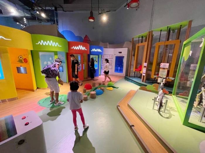 Trẻ tìm hiểu về các trường năng lượng tại Energy Story. Ảnh: Science Centre Singapore