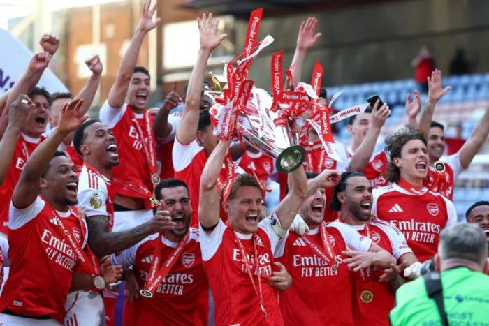 Các cầu thủ Arsenal ăn mừng chức vô địch Ngoại hạng Anh sau trận Crystal Palace – Arsenal trên sân Selhurst Park, London, Anh ngày 24/5/2026. Ảnh: Reuters