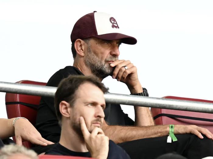 HLV Jurgen Klopp (đội mũ) dự khán trận Augsburg gặp Schalke 04 ở Bundesliga trên sân WWK, Augsburg, Đức ngày 30/8/2026. Ảnh: Reuters