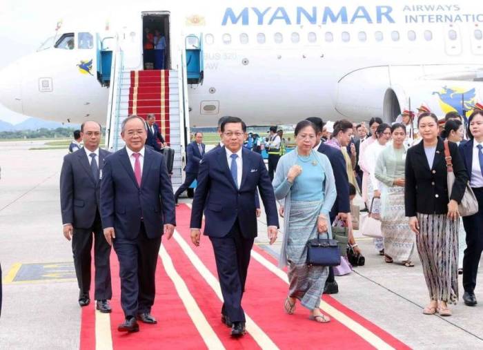 Tổng thống Myanmar Min Aung Hlaing và phu nhân tại sân bay quốc tế Nội Bài, Hà Nội, ngày 4/9. Ảnh: TTXVN