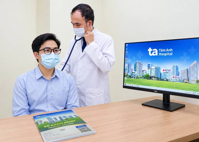 Bác sĩ Thuận đang nghe phổi cho một người đi khám sức khỏe. Ảnh: Bệnh viện Đa khoa Tâm Anh