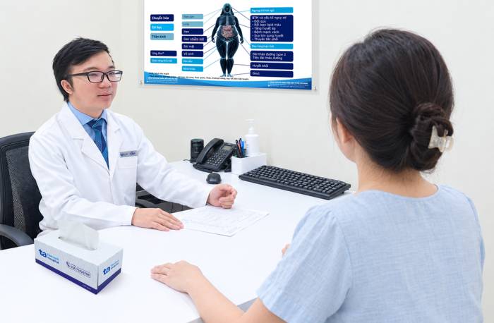 Bác sĩ Vũ tư vấn điều trị gan nhiễm mỡ cho chị Hòa. Ảnh: Bệnh viện Đa khoa Tâm Anh