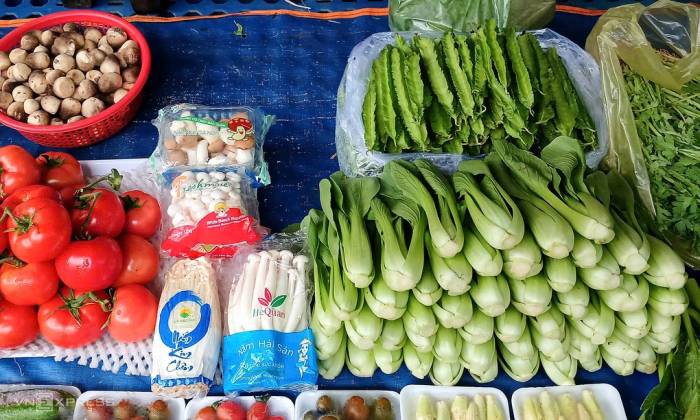 Sạp rau tại chợ Xóm Mới, phường An Hội Đông sáng 23/9. Ảnh: Thi Hà