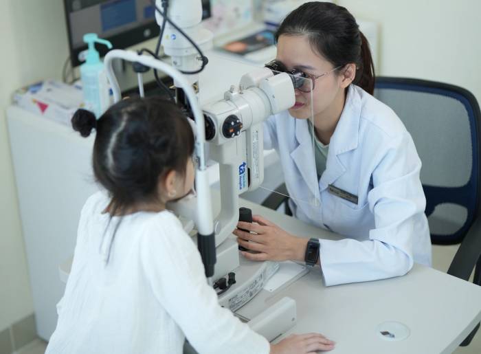 Bác sĩ đang khám mắt cho một bé gái. Ảnh minh họa: Phòng khám Đa khoa Tâm Anh Cầu giấy