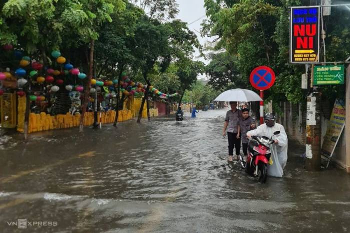 Đường Trần Hưng Đạo, phố cổ Hội An ở thời điểm nước rút, nhiều xe phải dắt bộ. Ảnh: Thanh Phương
