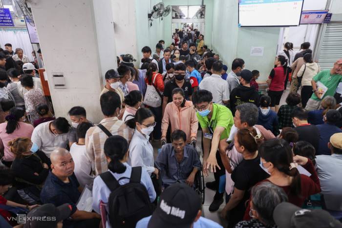 Đông đúc bệnh nhân chờ khám bệnh tại Bệnh viện Chợ Rẫy, ngày 15/9. Ảnh: Quỳnh Trần