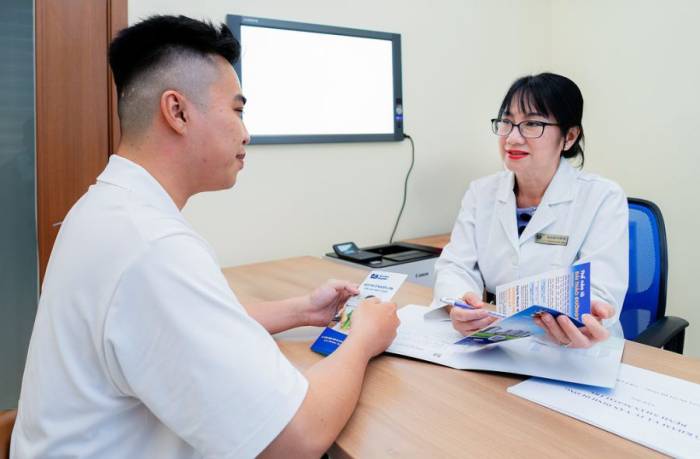 Bác sĩ tư vấn dinh dưỡng cho người đến khám: Bệnh viện cung cấp