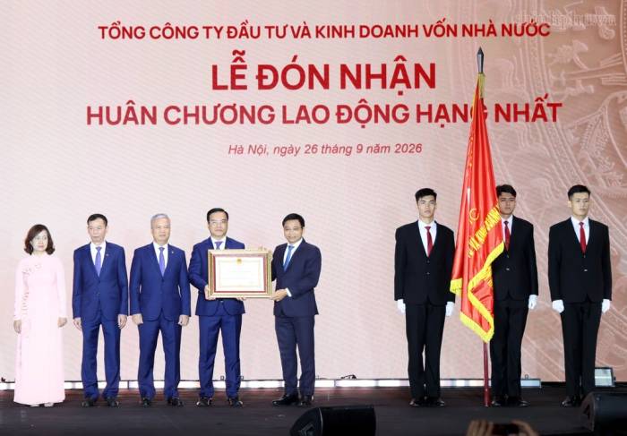 Thay mặt lãnh đạo Đảng, Nhà nước, Phó thủ tướng Nguyễn Văn Thắng trao Huân chương Lao động hạng Nhất tặng SCIC. Ảnh: VGP