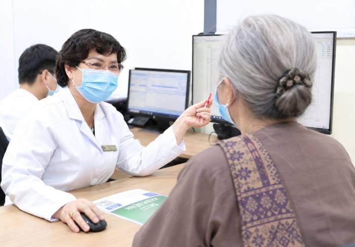 Bà Som tái khám với bác sĩ Dung vào tháng 9/2026. Ảnh: Phòng khám Đa khoa Tâm Anh Quận 7