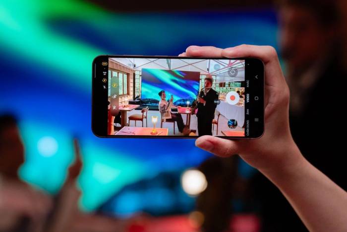 Camera cải thiện ánh sáng và tình trạng rung lắc. Ảnh: Samsung
