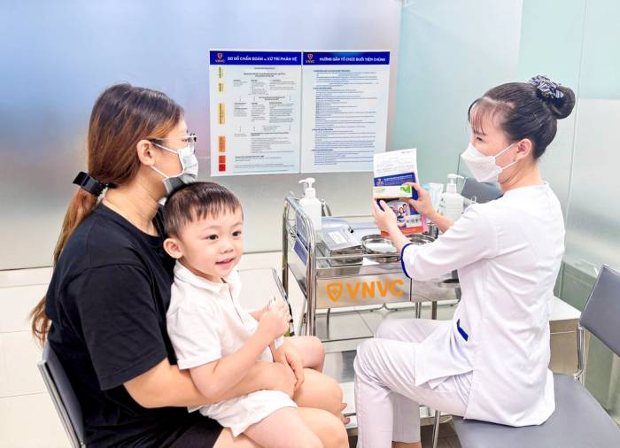 Trẻ nhỏ tiêm vaccine phòng tay chân miệng tại Hệ thống Tiêm chủng VNVC. Ảnh: Cao Ly