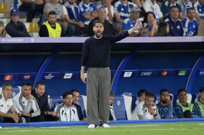 HLV Cesc Fabregas chỉ đạo trong trận. Ảnh: AP