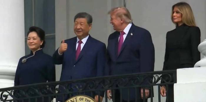 Ông Tập giơ ngón tay cái tán thưởng bãi đáp máy bay mới tại của ông Trump