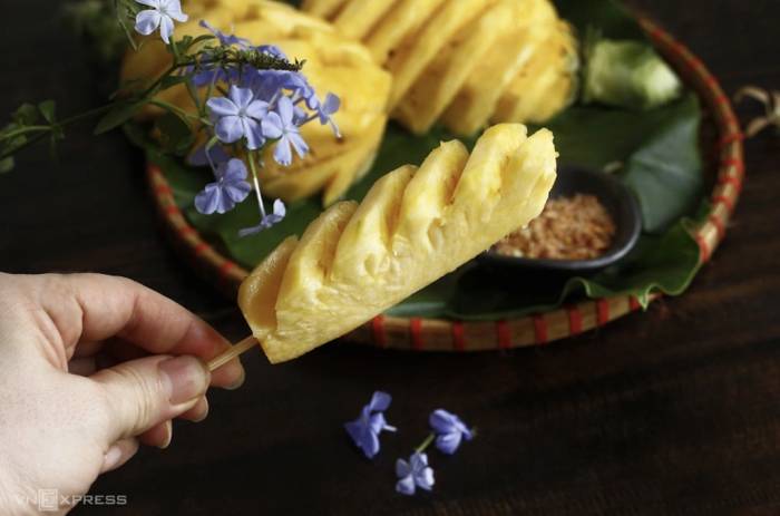 Dứa tương đối ít kali, natri và phốt pho, phù hợp với chế độ ăn của một số người bệnh thận. Ảnh minh họa: Bùi Thủy