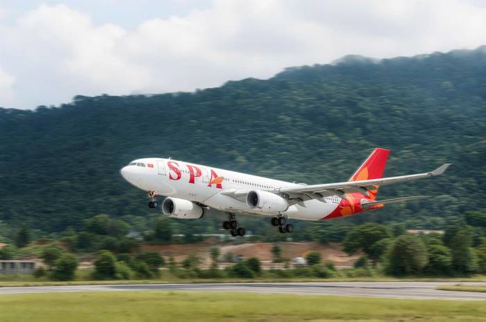 Máy bay thân rộng đầu tiên A330 của Sun PhuQuoc Airways hạ cánh tại sân bay Phú Quốc. Ảnh: SPA