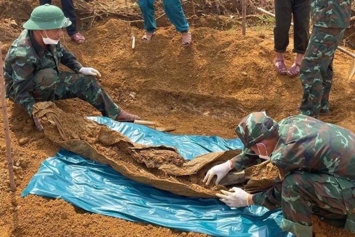 Bộ đội tìm thấy hài cốt cùng tấm tăng ở gần bệnh xá nơi bác sĩ Đặng Thùy Trâm từng công tác. Ảnh: Thuận Linh