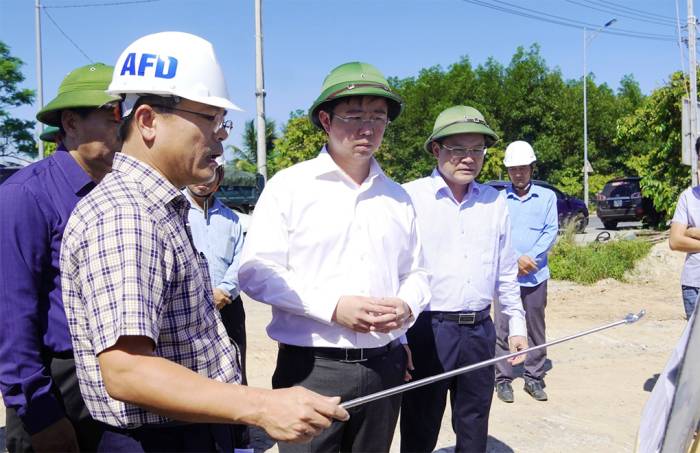 Chủ tịch UBND tỉnh Bùi Hoàng Phương kiểm tra Dự án Phát triển đô thị ven biển miền Trung hướng đến tăng trưởng xanh và ứng phó với biến đổi khí hậu thành phố Đông Hà (cũ). Ảnh: Tiến Nhất