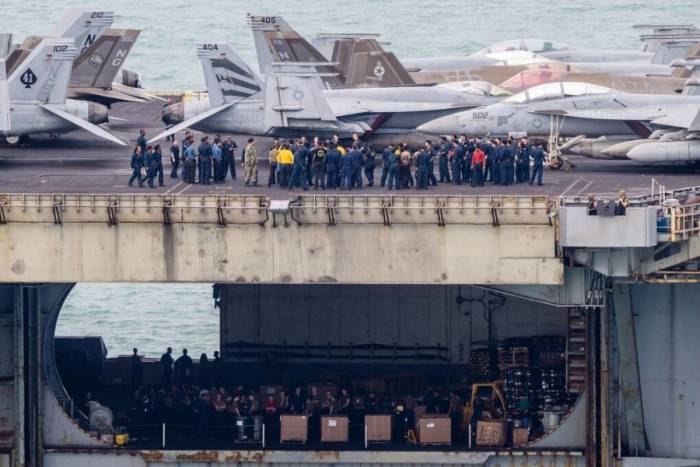 Thủy thủ trên boong tàu sân bay USS Abraham Lincoln khi tàu cập cảng Laem Chabang, Thái Lan hôm 2/9. Ảnh: AFP