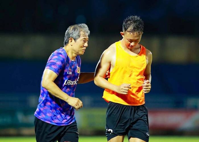 HLV người Hàn Quốc Bae Ji-won (trái) làm việc tại CLB Ninh Bình vào tháng 5/2026. Ảnh: Ninh Bình FC