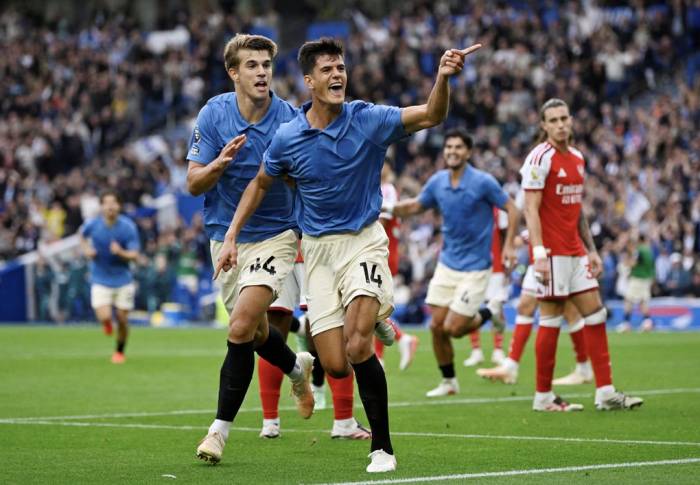 Chema Andres (phải) mừng bàn cùng Luka Vuskovic trong trận Brighton thắng Arsenal 3-0 ở vòng ba Ngoại hạng Anh trên sân American Express Community, Brighton, Anh ngày 19/9/2026. Ảnh: Reuters