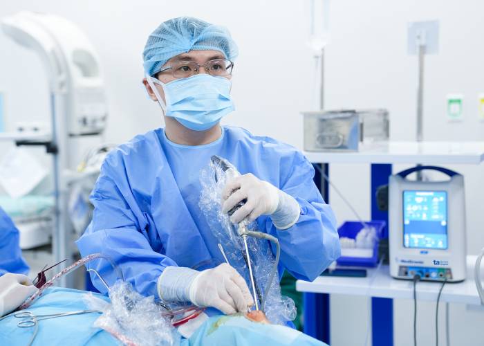 Bác sĩ Tường phẫu thuật mũi xoang cho một người bệnh. Ảnh minh họa: Bệnh viện Đa khoa Tâm Anh