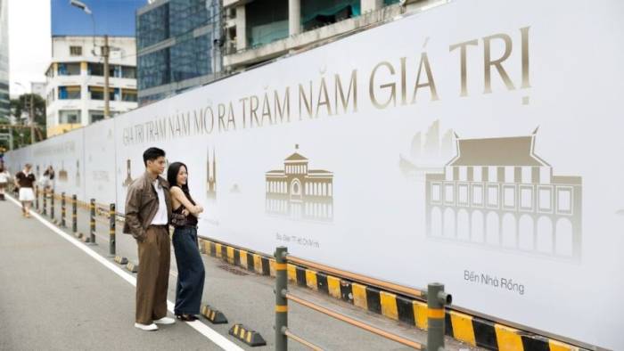 Người qua đường nán lại quan sát. Ảnh: