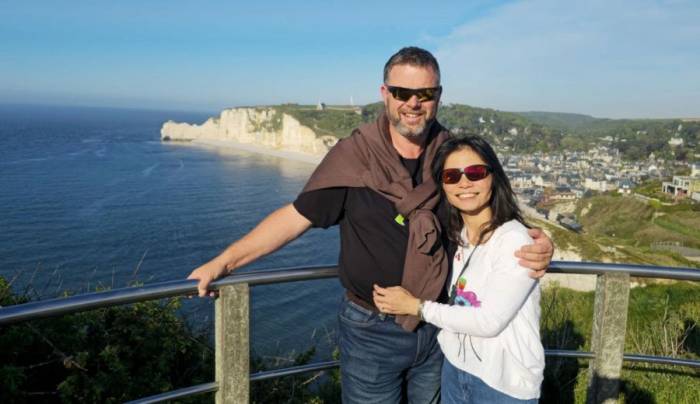 Chị Giang và anh Richard dạo chơi ở vùng biển Normandie, Pháp, sau lễ đính hôn hồi tháng 4/2026. Ảnh: Nhân vật cung cấp