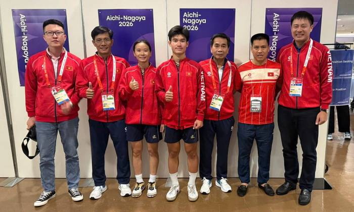 Minh Tân (giữa) và Gia Nghi (thứ ba từ trái sang) chụp ảnh mừng HC đồng teqball đôi nam nữ tại ASIAD 2026 ở Nagoya, Aichi, Nhật Bản sáng 20/9/2026. Ảnh: Tam Ninh