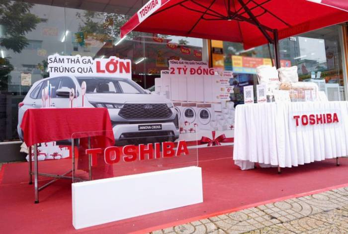Quầy giới thiệu chương trình ưu đãi trưng bày tại các cửa hàng. Ảnh: Toshiba
