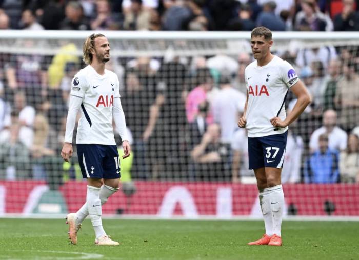 James Maddison (trái) và Micky van de Ven phản ứng trong trận Tottenham thua Aston Villa 2-3 ở vòng năm Ngoại hạng Anh trên sân Tottenham Hotspur, London, Anh ngày 19/9/2026. Ảnh: Reuters