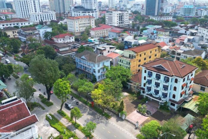 Hiện trạng trụ sở cũ của các cơ quan TP Huế bỏ hoang ở những khu đất vàng được đấu giá.  Ảnh: Võ Thạnh