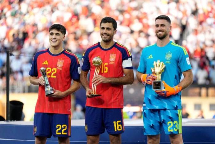 Cầu thủ trẻ hay nhất Pau Cubarsi, Cầu thủ hay nhất Rodri và Thủ môn hay nhất Unai Simon tại World Cup 2026, sau khi cùng Tây Ban Nha thắng Argentina 1-0 ở chung kết World Cup 2026 trên sân MetLife, New Jersey, Mỹ ngày 19/7/2026. Ảnh: AP