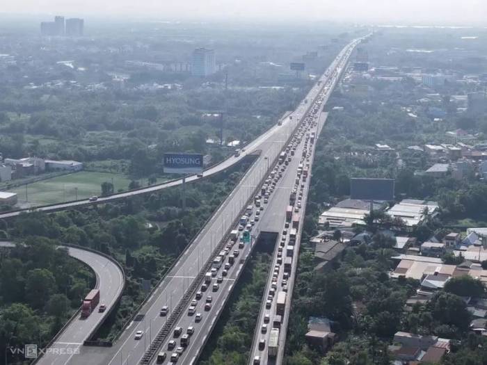 Xe ùn ứ trên cao tốc TP HCM - Long Thành - Dầu Giây dịp cao điểm. Ảnh: Thanh Tùng