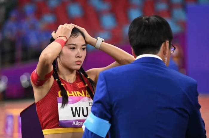 Yanni tranh cãi với trọng tài sau khi bị phạt lỗi xuất phát tại ASIAD 2023. Ảnh: VCG