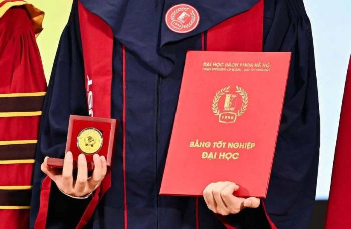 Sinh viên tốt nghiệp xuất sắc Đại học Bách khoa Hà Nội được nhận bằng và kỷ niệm chương hồi tháng 5. Ảnh: HUST