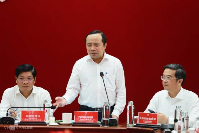 Bộ trưởng Khoa học và Công nghệ Vũ Hải Quân cùng ông Nguyễn Chí Tài, Phó Bí thư Thành ủy Huế. Ảnh: Võ Thạnh