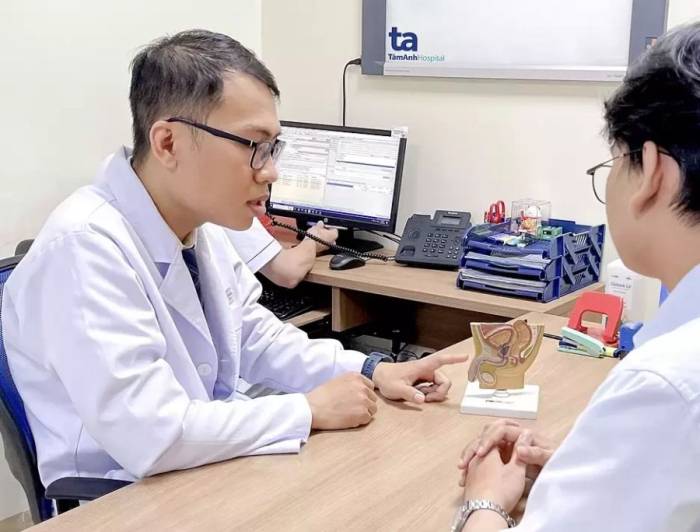 Bác sĩ Bệnh viện Đa khoa Tâm Anh đang tư vấn cho nam bệnh nhân. Ảnh minh họa: Bệnh viện cung cấp