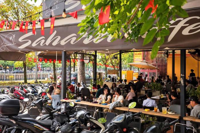 Bên trong quán cà phê trên đường Trường Sa sáng 26/9. Ảnh: Tuấn Anh