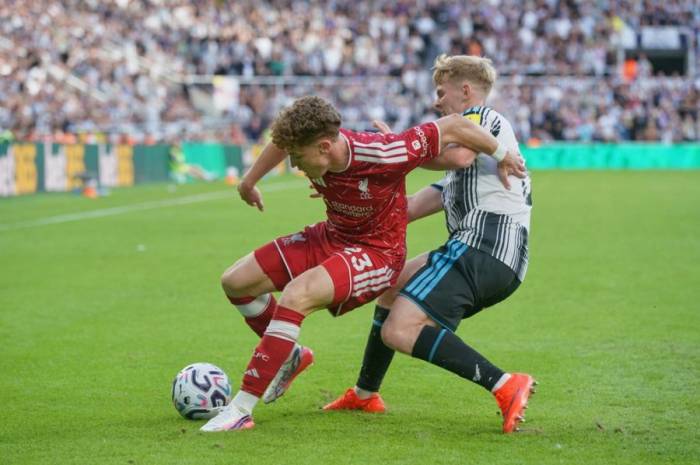 Victor Munoz (trái) tranh bóng với Lewis Hall của Newcastle trong trận Liverpool hòa Newcastle 2-2 ở Ngoại hạng Anh, tại Newcastle, Anh, ngày 23/8/2026. Ảnh: AP