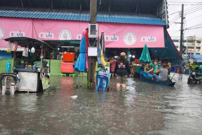 Nước lũ ngập chợ Prachaniwet 1 ở quận Chatuchak, phía đông Bangkok sáng 26/9. Ảnh: Bangkok Post