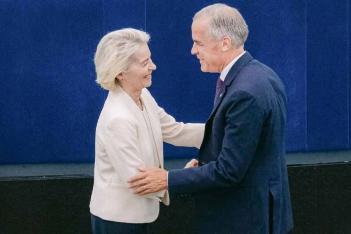 Thủ tướng Canada Mark Carney (phải) và Chủ tịch Ủy ban Châu Âu Ursula von der Leyen tại Nghị viện Châu Âu ngày 16/9. Ảnh: AFP