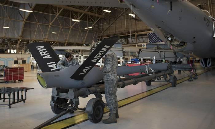 Binh sĩ Mỹ lắp cánh cho cần bơm dầu của KC-135 tại căn cứ Fairchild, bang Washington tháng 12/2016. Ảnh: USAF