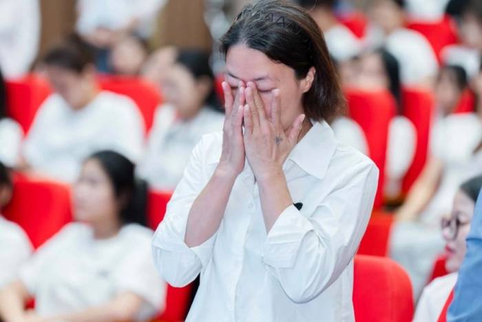 Mẹ của nam sinh xúc động trong cuộc gặp. Ảnh: Tùng Đinh