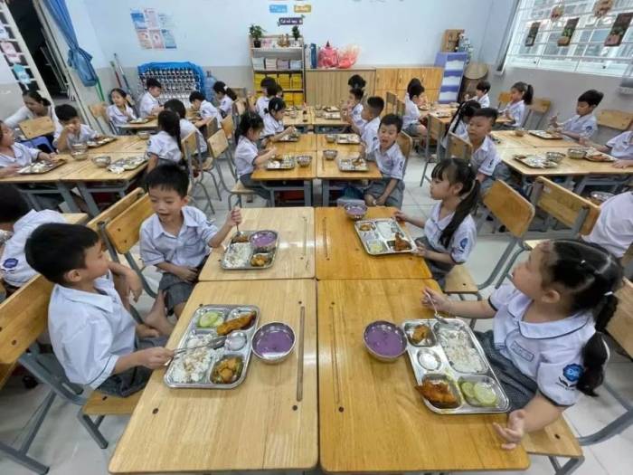 Một bữa ăn bán trú ở trường Tiểu học Đinh Bộ Lĩnh, phường Tân Mỹ, TP HCM. Ảnh: Nhà trường cung cấp