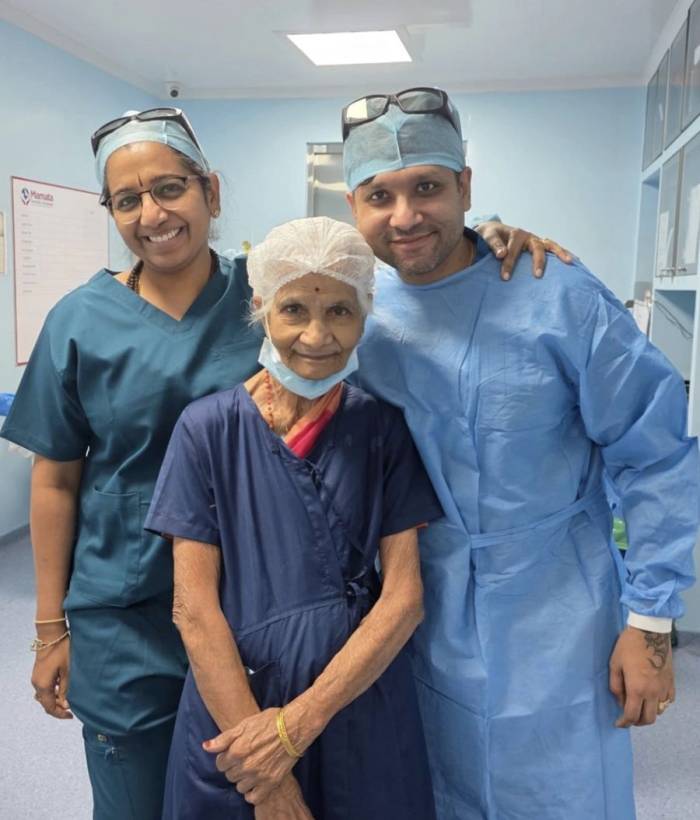 Bác sĩ Suri Srimathi, 92 tuổi chụp ảnh sau ca phẫu thuật cùng hai đồng nghiệp trẻ ở thành phố Hyderabad, Ấn Độ năm 2025. Ảnh: Drjaymehta/Instagram